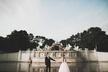 Kafkasyalı mutlu romantik çift evliliklerini kutluyor. Açık hava.