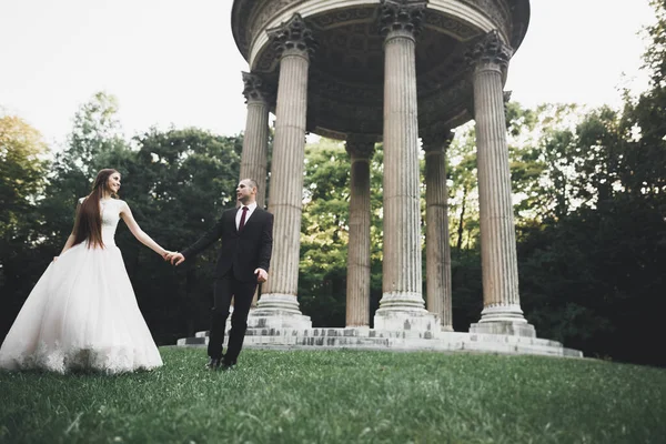 Bella coppia di nozze felice, sposa con abito lungo bianco — Foto Stock