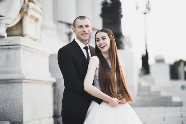 Piękny szczęśliwy ślub para, panna młoda z długą białą sukienką — Zdjęcie stockowe