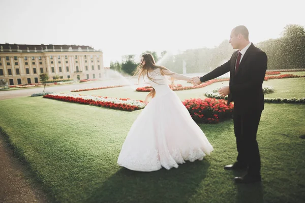 Casamento de luxo casal, noiva e noivo posando na cidade de luxo — Fotografia de Stock