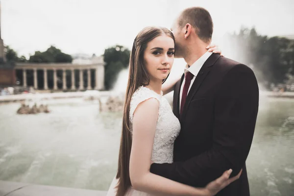 Pareja casada de lujo, novia y novio posando en una ciudad de lujo —  Fotos de Stock