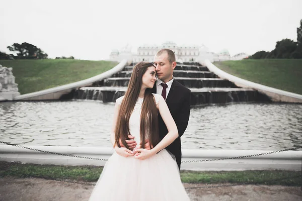 結婚式の写真撮影。花嫁と花婿が街を歩く。屋外 — ストック写真