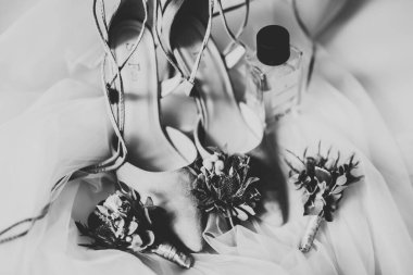 Gelin için beyaz şık düğün ayakkabıları. Yakın plan..