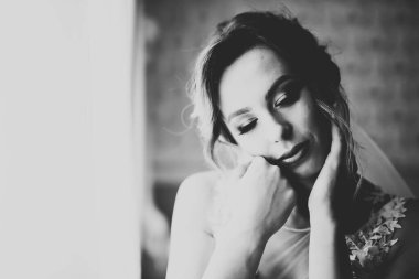 Beyaz elbiseli lüks gelin düğün törenine hazırlanırken poz veriyor..