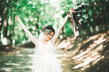 Gelinlik içinde dışarıda poz veren güzel gelin..