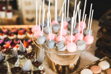 Lezzetli ve tatlı bir tatlı masası. Kapalı resepsiyonda küçük kekler ve shot 'lar var..