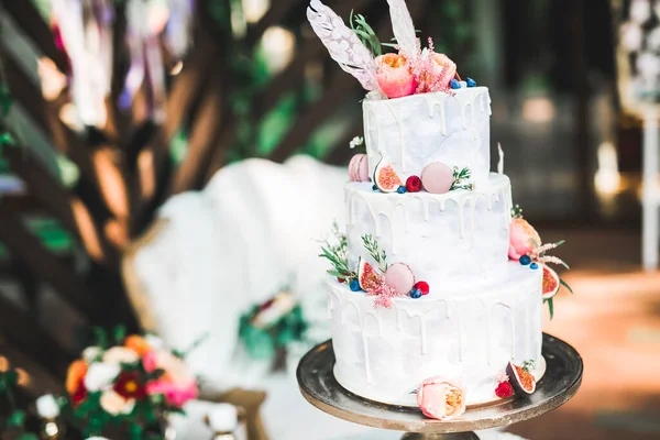 Luxus Dekorierte Hochzeitstorte Auf Dem Tisch — Stockfoto