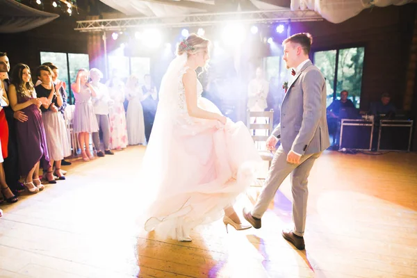 Hermosa Pareja Casados Recién Casados Bailando Primer Baile — Foto de Stock