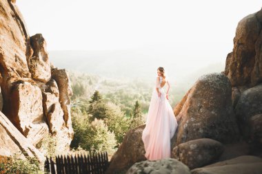 Güzel kadın, mükemmel beyaz elbiseli gelin arka plan dağları.