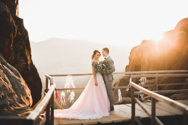 Casal Feliz Posando Sobre Bela Paisagem Nas Montanhas — Fotografia de Stock