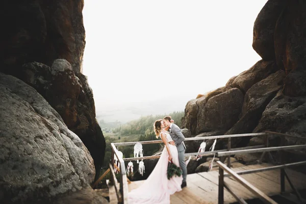 Casal Feliz Posando Sobre Bela Paisagem Nas Montanhas — Fotografia de Stock