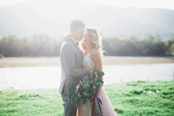 Boda Pareja Novio Novia Abrazos Aire Libre Cerca Del Río — Foto de Stock