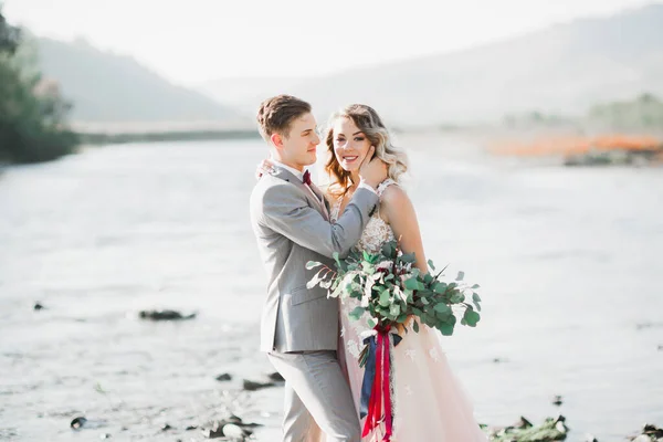 Sinnliches Porträt Eines Jungen Hochzeitspaares Draußen — Stockfoto