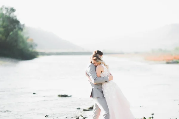 Elegante Noiva Loira Feliz Lindo Noivo Fundo Belo Rio Nas — Fotografia de Stock