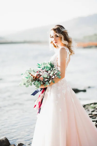 Ritratto Splendida Sposa Con Lunghi Capelli Piedi Vicino Fiume — Foto Stock