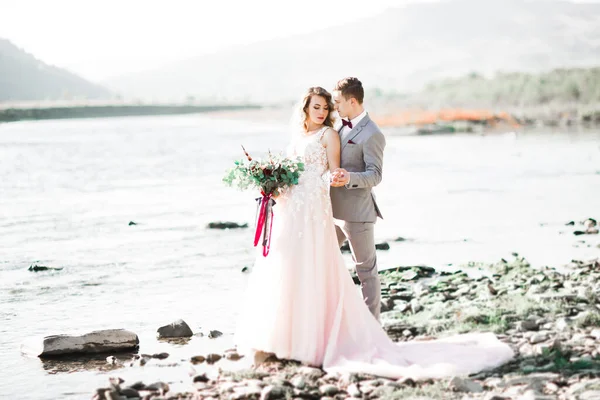 Boda Pareja Novio Novia Abrazos Aire Libre Cerca Del Río —  Fotos de Stock