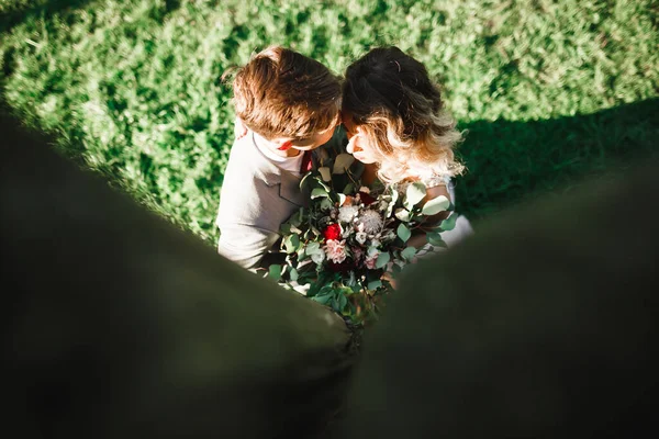Vackra Romantiska Bröllop Par Nygifta Kramar Nära Gamla Slottet — Stockfoto