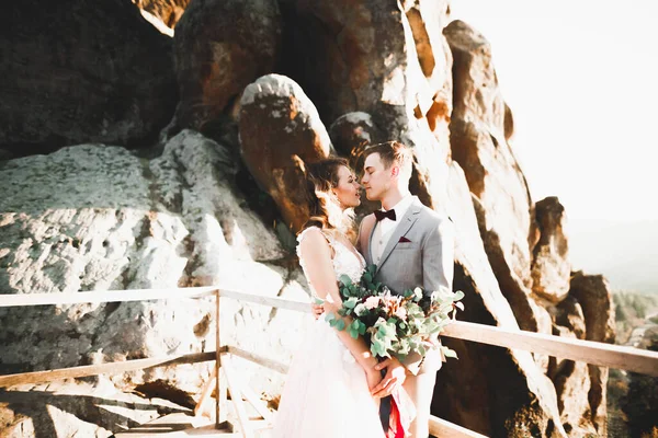 Feliz Casamento Bonito Casal Noiva Noivo Dia Casamento Livre Rocha — Fotografia de Stock