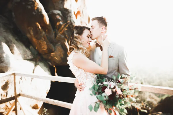 Schöne Braut Mit Einem Strauß Auf Bergkulisse Bei Sonnenuntergang — Stockfoto