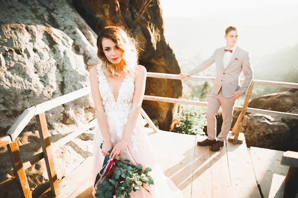 Verheugd Huwelijksfeest Paar Poseren Prachtige Landschap Bergen — Stockfoto