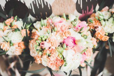 Farklı çiçeklerden oluşan lüks bir düğün buketi..