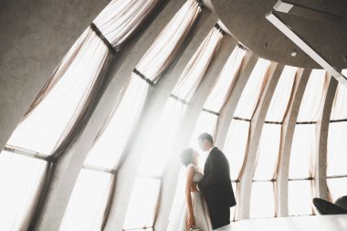 Lüks evli çift, gelin ve damat eski şehirde poz veriyor..