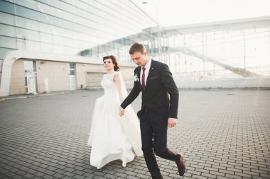 Gelin ve damat el ele tutuşuyor..