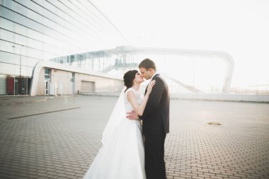 Lüks evli çift, gelin ve damat eski şehirde poz veriyor..