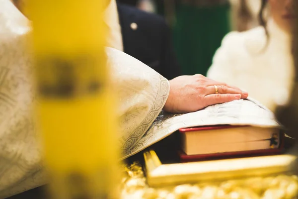 Düğün Çifti Kilisede Evleniyor — Stok fotoğraf