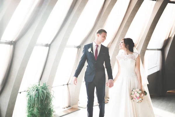 Pareja Matrimonio Lujo Novia Novio Posando Ciudad Vieja — Foto de Stock