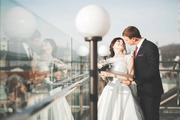 Casal Bonito Elegante Beijando Abraçando Fundo Vista Panorâmica Cidade Velha — Fotografia de Stock