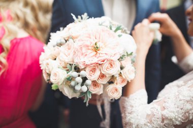 Farklı çiçeklerden oluşan lüks bir düğün buketi..