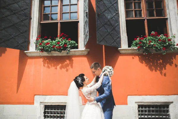 Szép Boldog Házaspár Menyasszony Hosszú Fehér Ruha Pózol Gyönyörű Városban — Stock Fotó