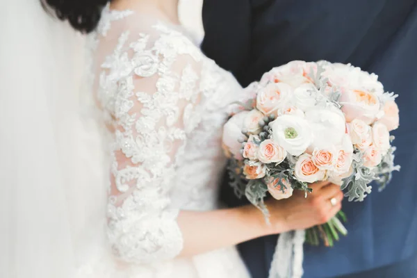 Perfektes Paar Braut Bräutigam Posiert Und Küsst Sich Hochzeitstag — Stockfoto