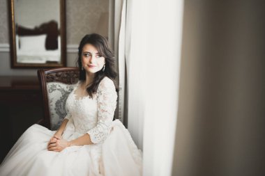 Tüylü, lüks makyaj, saç stili, stüdyo içi fotoğraf çekimi olan güzel bir gelin..