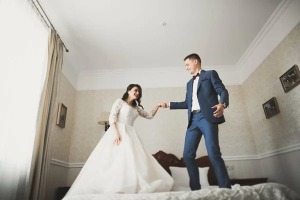 Pareja Perfecta Novia Novio Posando Besándose Día Boda —  Fotos de Stock