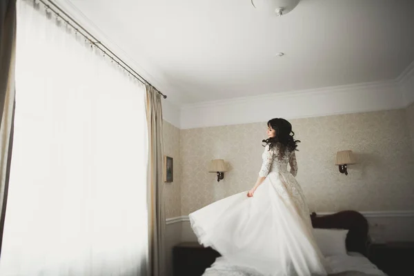 Schöne Luxusbraut Eleganten Weißen Kleid — Stockfoto