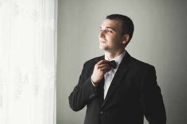 Genç ve yakışıklı bir adam iş toplantısından sonra bir otelde dinleniyor..