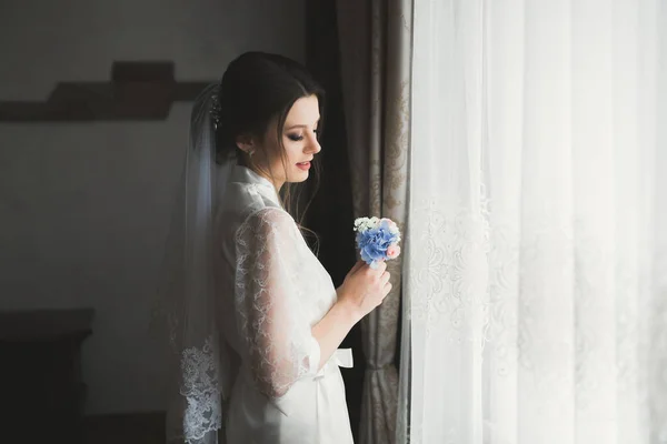Luxe Bruid Witte Jurk Poseren Tijdens Voorbereiding Voor Huwelijksceremonie — Stockfoto