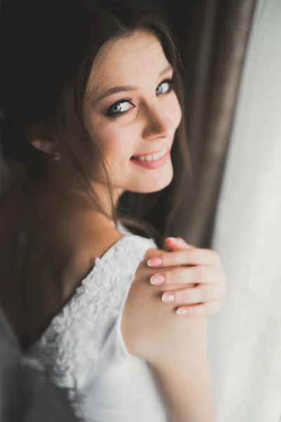 Schöne Braut Trägt Mode Hochzeitskleid Mit Federn Mit Luxuriösem Genuss — Stockfoto