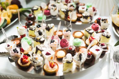 Lezzetli düğün resepsiyonu, tatlı masası.