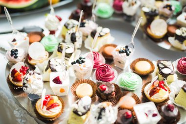 Düğün şekeri büfesinde lezzetli tatlılar, tatlılar, kekler.