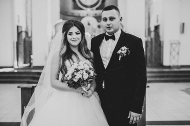 Güzel gelin kilisede evleniyor.