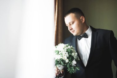 Damat sabah hazırlığı. Yakışıklı adam giyiniyor ve düğüne hazırlanıyor.