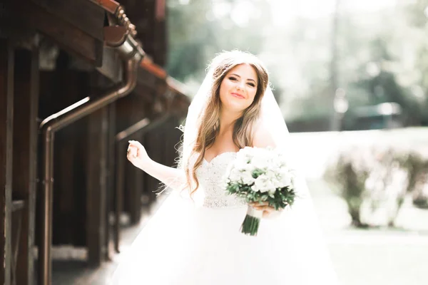 Gyönyörű divat menyasszony esküvői ruha pózol — Stock Fotó