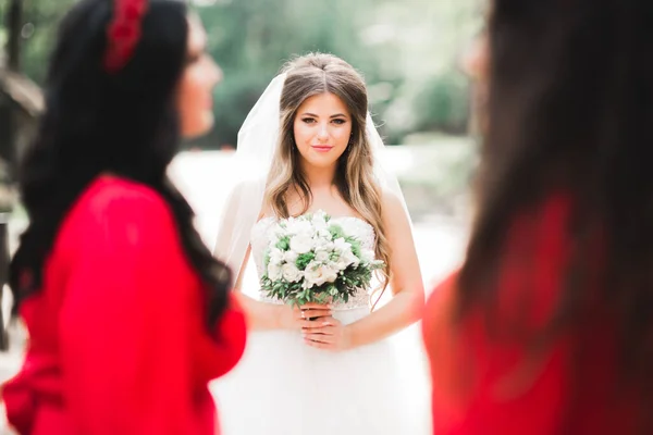 Beautiful fashion bride in wedding dress posing — Stock Photo, Image