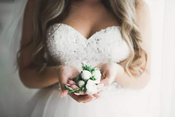 Noiva segurando grande e bonito buquê de casamento com flores — Fotografia de Stock