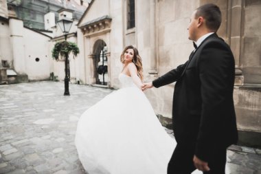 Kafkasyalı mutlu romantik çift evliliklerini kutluyor. Açık hava.