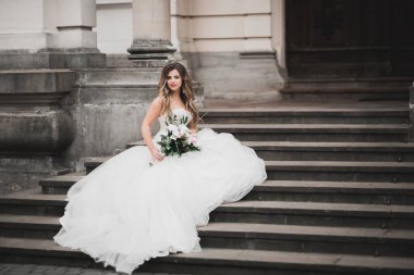 Zarif beyaz elbiseler içinde güzel bir gelin