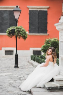 Zarif beyaz elbiseler içinde güzel bir gelin